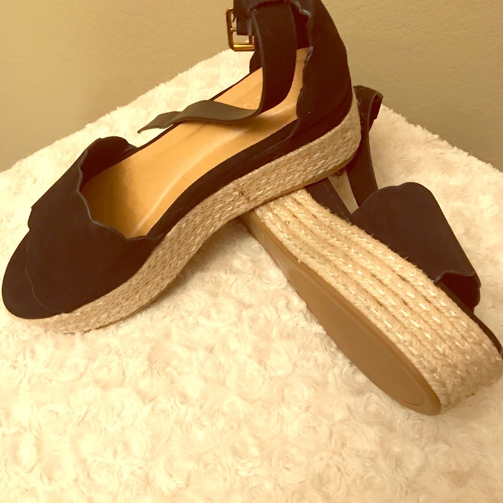 Black wedges